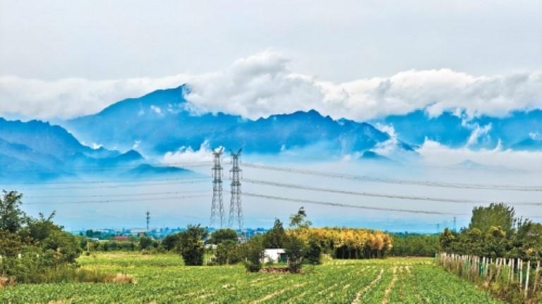 秦岭北麓田园风光。(记者 窦翊明 实习生 付子涵 摄)