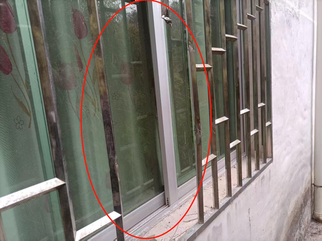 4男子入室盗窃1.6元，被刑拘！