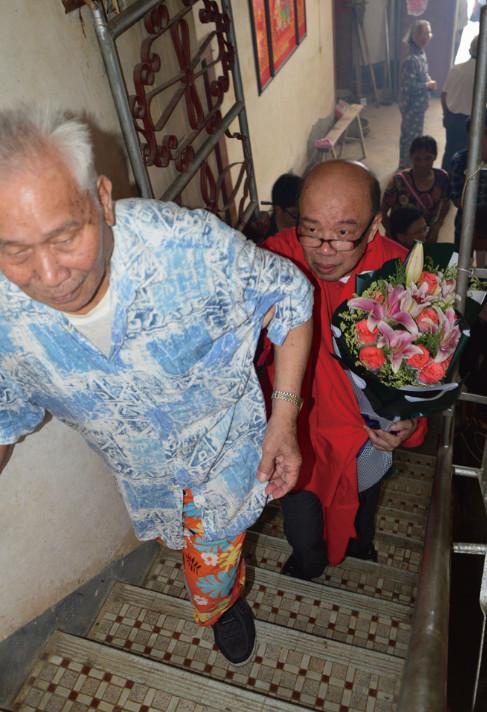 司法局长兼职翻译被判无罪 披上红衣返乡(图)