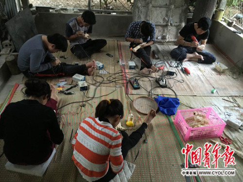 越南河西地区,一家疑似象牙制品手工作坊,工人们正在打磨相关制品。 本报记者 刘星/摄