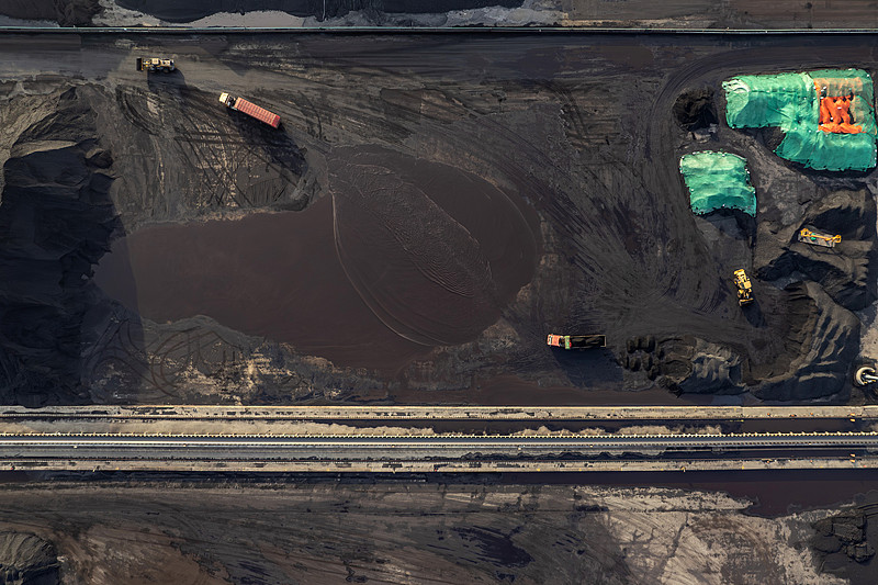 露天煤炭场的货车转运煤炭场景的垂直俯瞰图片下载