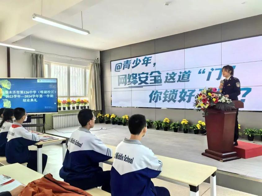 徐倩正在给学生们普及法律知识。

