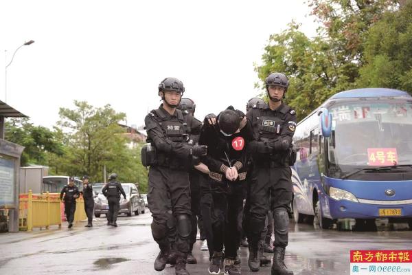 缅北电诈犯罪嫌疑人被押解回国。公安部供图