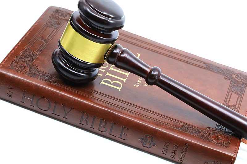 法庭与司法概念 - 圣经与法槌图片下载