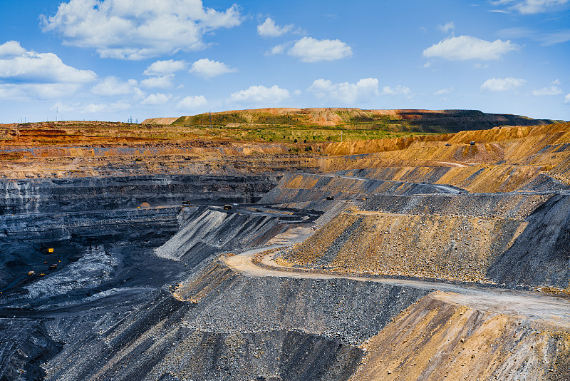 繁忙的露天煤矿图片下载