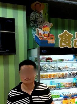 管学奎前往店面取证