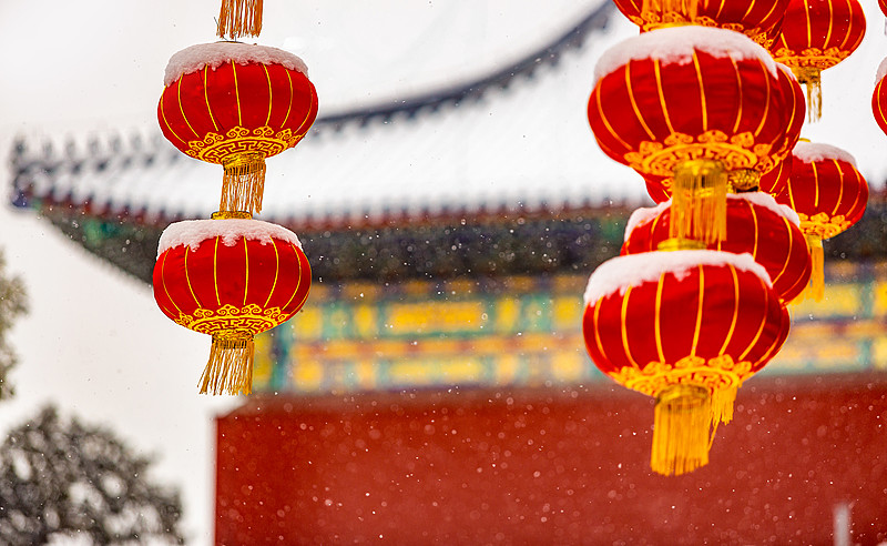 大雪中的红灯笼图片下载