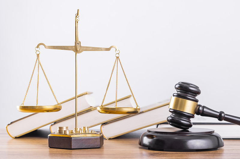 桌子上的法官锤和天平图片下载