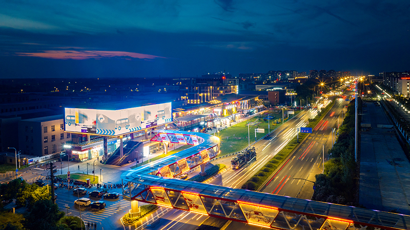 长丰县下塘镇首个商业综合体——夏塘里商业街夜景。(桑琳摄)