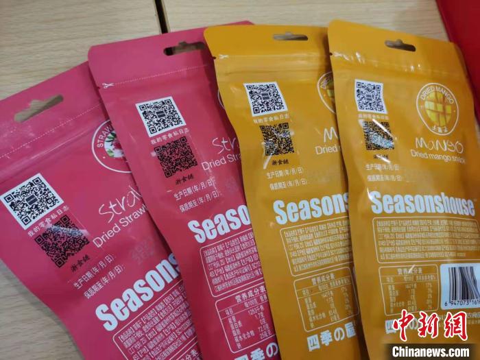 粘贴了“浙食链”二维码的产品。/p中新社记者胡亦心 摄