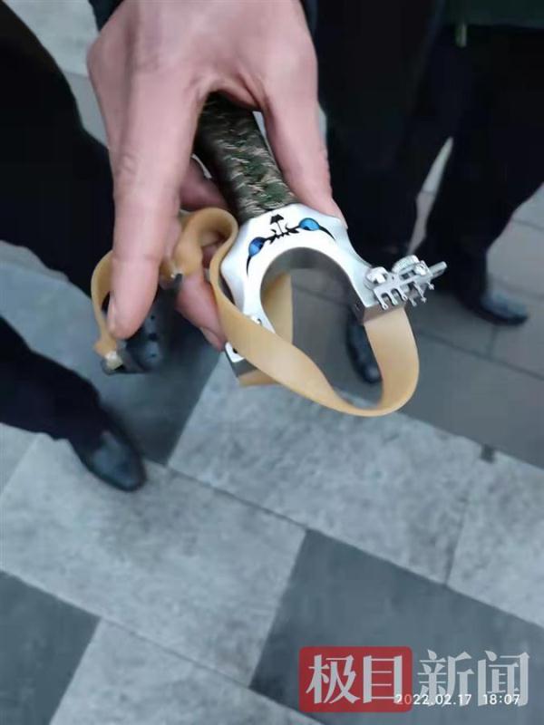 男子持弹弓“打鸟”玩,城管路长没收“作案”工具