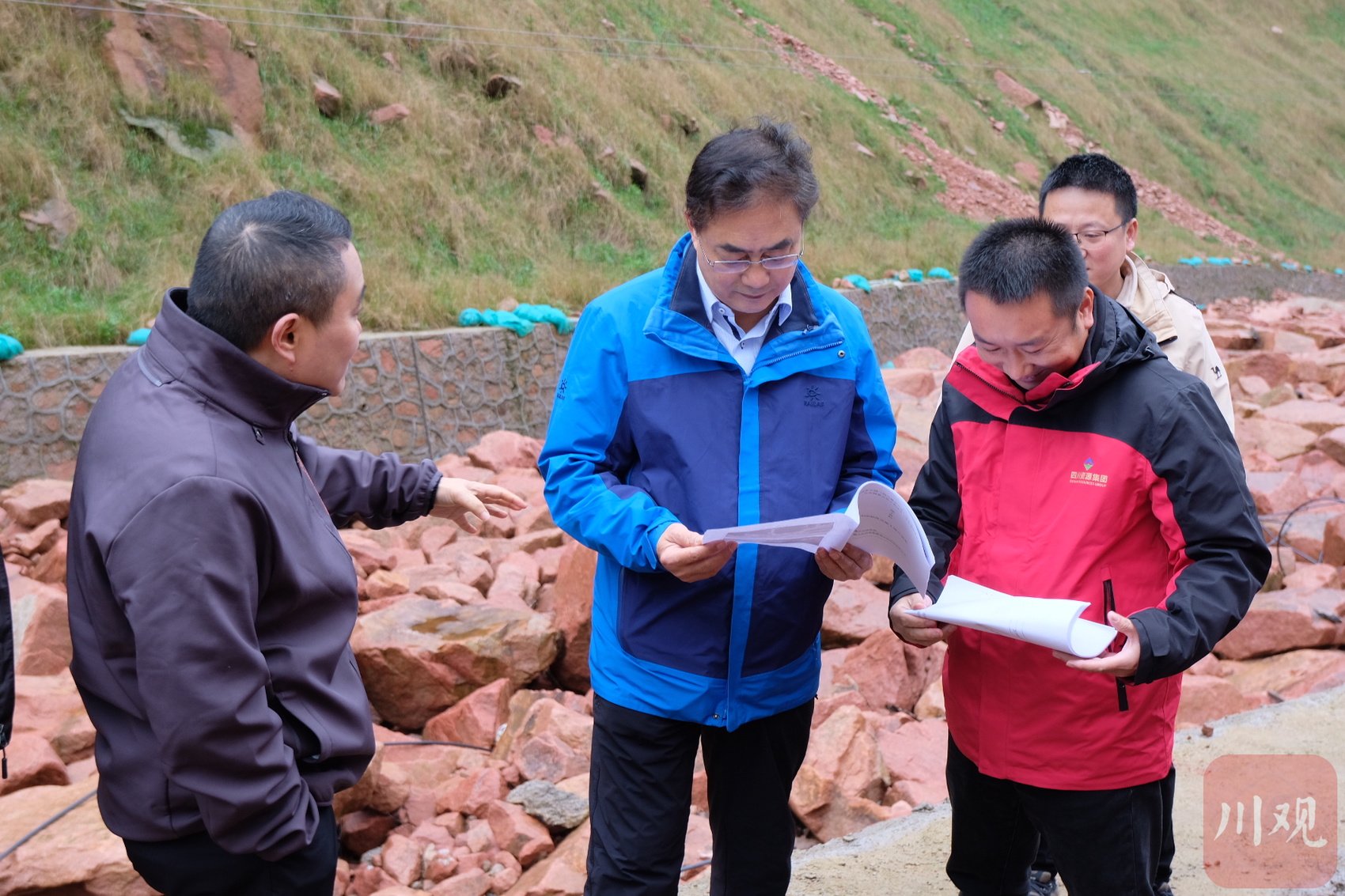 专家正在一线核对验收荥经项目情况。