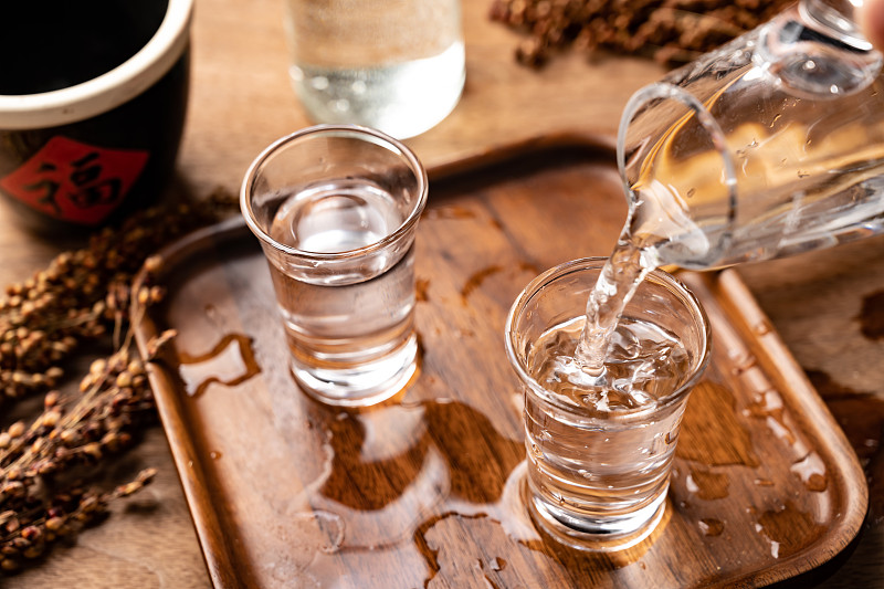 中国传统酒文化白酒倒酒碰杯图片下载
