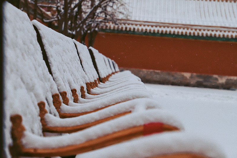 故宫大雪过后一排座椅落满了雪花图片下载