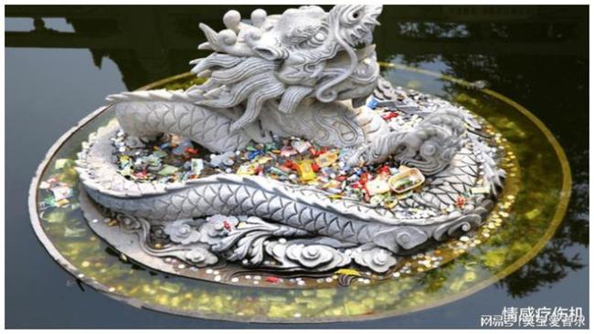 游客偷许愿池的钱遭道长呵斥 当场让其交出来归还回去