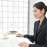 スマホのメモアプリに書いた原稿を パソコンのWordに入れることできますか？ 逆はやったことあります。パソコンのをスマホのWordに入れたことはあります。 スマホのWordって書きにくいじゃないですか？メモアプリに書いた原稿をパソコンにおこせますか？文字数も知りたいです。