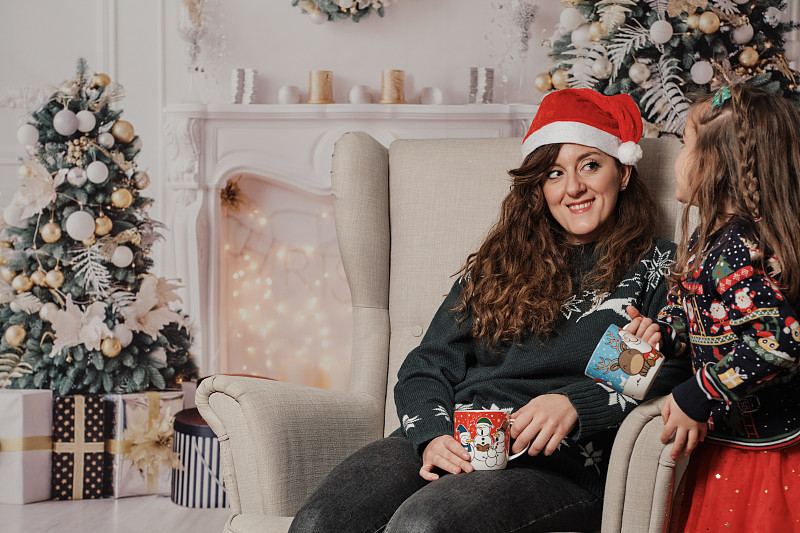 在节日的气氛中，母亲用温柔的眼神看着女儿图片下载