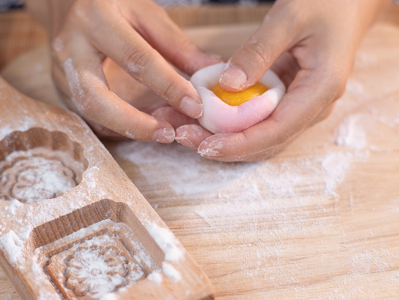 中秋做月饼饮茶饮酒图片下载