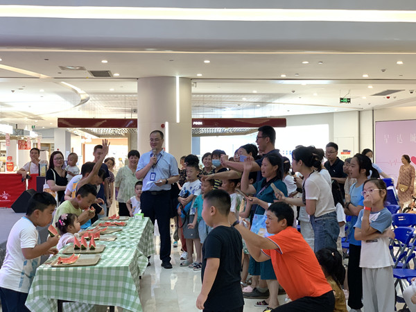 莲花中心星海社区:“亲子普法趣味赛 扫雷西瓜闪电吃”普法进商圈活动 (2)_副本