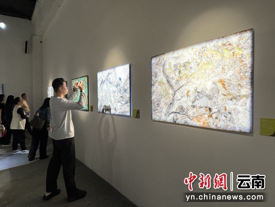 图为观众正在观看范毅的CG艺术作品。