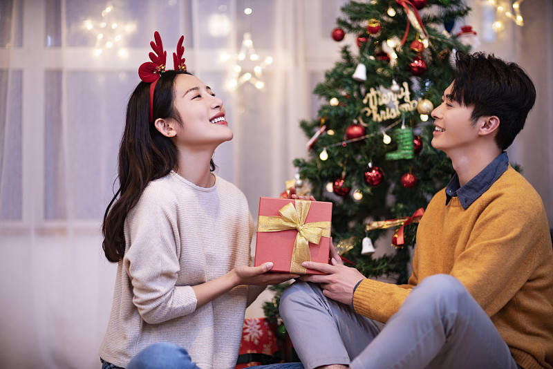 男朋友送女朋友圣诞礼物图片下载