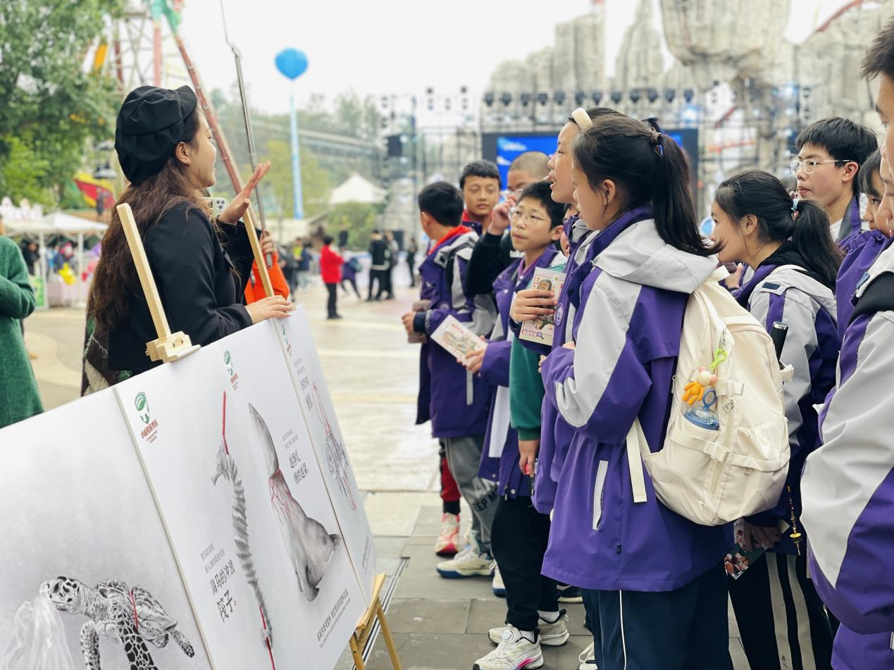 图:孩子们在现场参与海洋科普研学活动