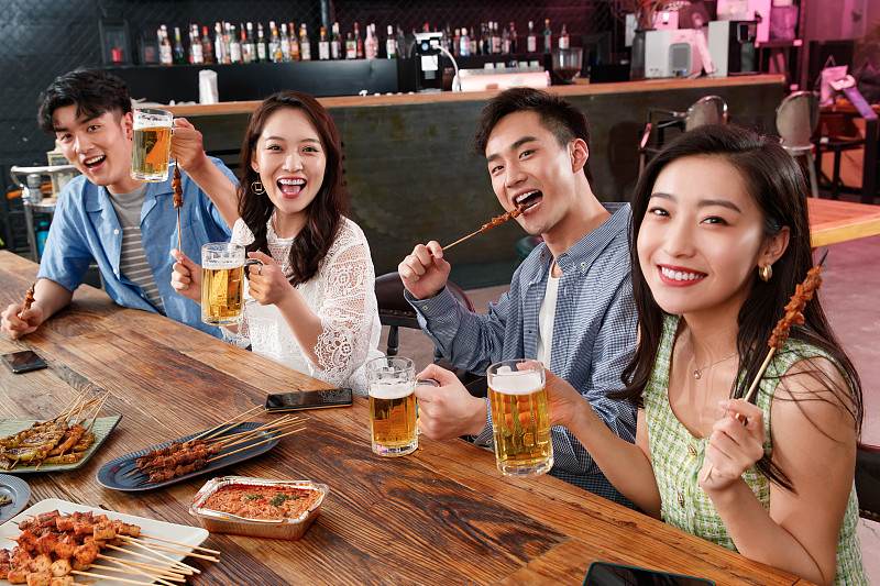 青年朋友喝酒吃烧烤图片下载