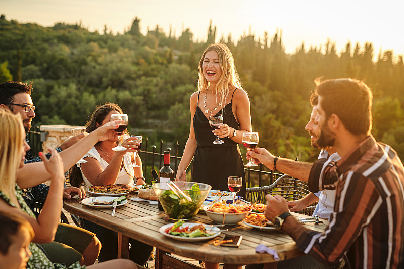 在一个聚会上,一位女士在敬酒图片下载