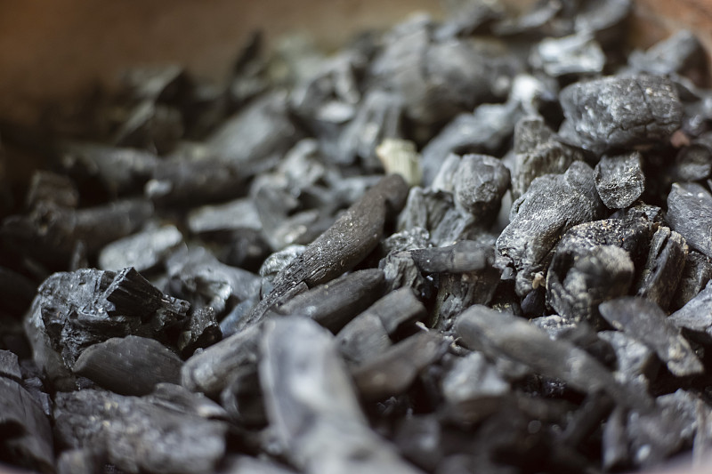 煤炭矿物黑色与模糊的背景。图片下载