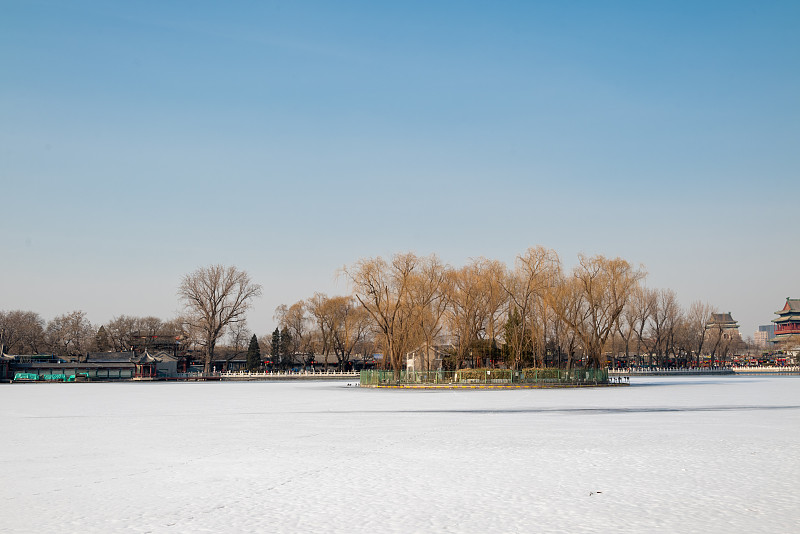 冬日午后空旷的冰封什刹海图片下载