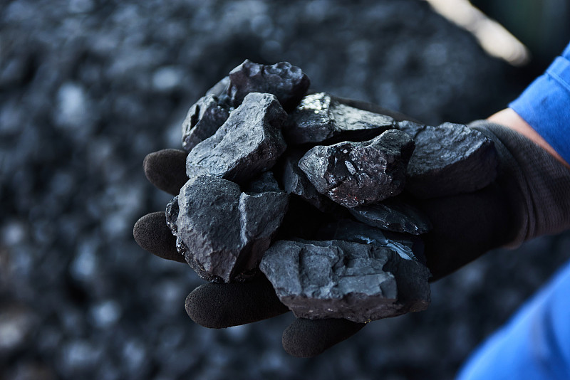拿着一块煤的人图片下载
