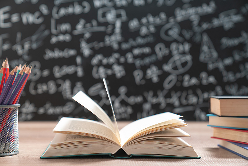 图书馆书桌上的旧书图片下载