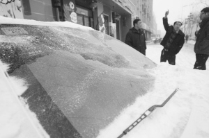 楼顶积雪砸坏车谁来“埋单”？