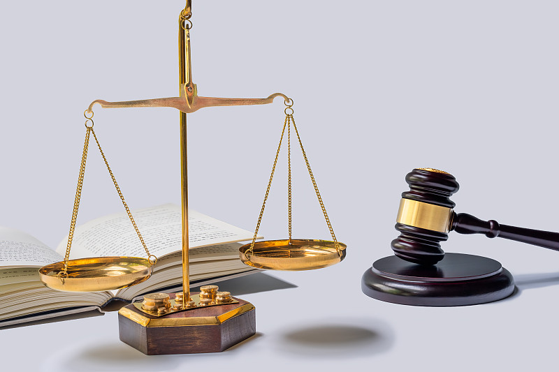 天平、法槌、法律书籍白色背景图片下载