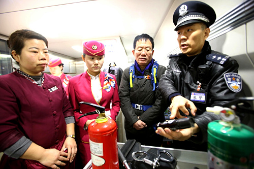 1月10日,山西临汾铁路公安处一名动车乘警向列车员工和旅客介绍“110”警用装备的使用方法。当日是全国第30个“110宣传日”,今年的主题是“群众的110 你我的30年”。各地公安机关组织各种宣传活动,向群众普及“110”报警求助常识和防盗、防抢、防诈骗、防火等安全防范知识。新华社发(鲍东升 摄)