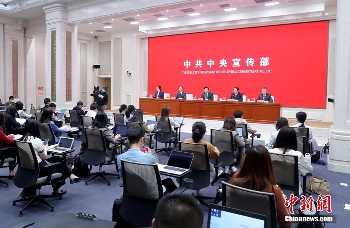 4月25日，中共中央宣传部在北京举行“中国这十年”系列主题新闻发布会，全国人大常委会委员、法制工作委员会副主任许安标，全国人大常委会法制工作委员会经济法室主任岳仲明，全国人大常委会法制工作委员会国家法室主任童卫东，全国人大常委会香港、澳门基本法委员会研究室主任杨兆业介绍新时代立法工作的成就与进展，并答记者问。 a href='/'/p中新社/a记者 张宇 摄