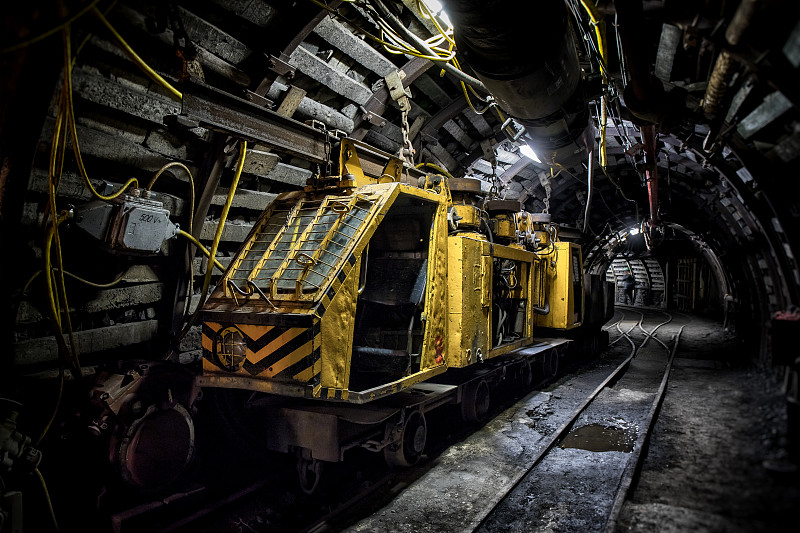 煤矿地下走廊与货运列车车厢图片下载