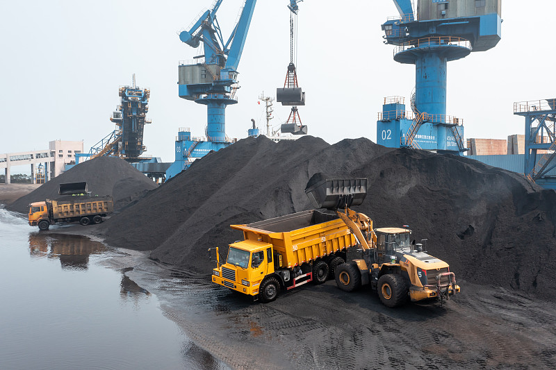 煤炭港的卡车正在装煤图片下载