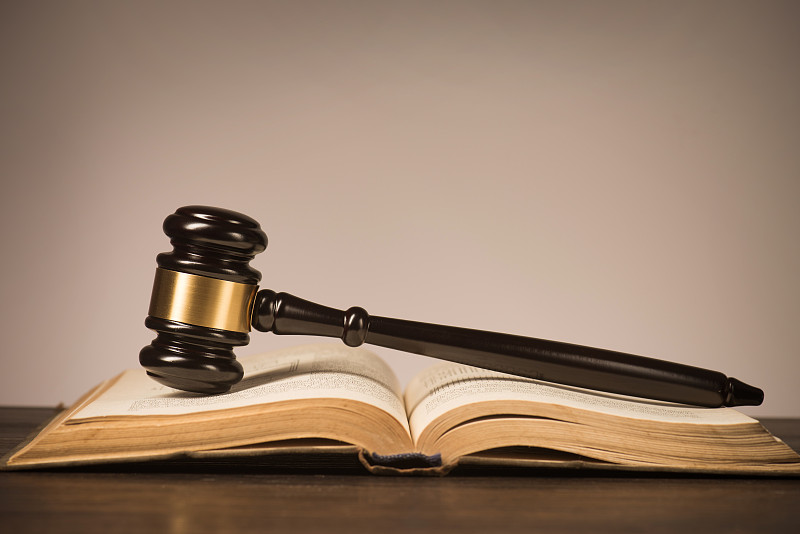 锤子与书本图片下载