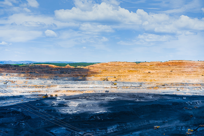 繁忙的露天煤矿图片下载