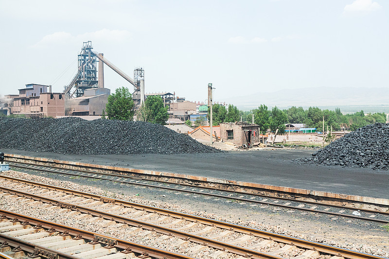 铁路旁边的煤堆。中国北方图片下载