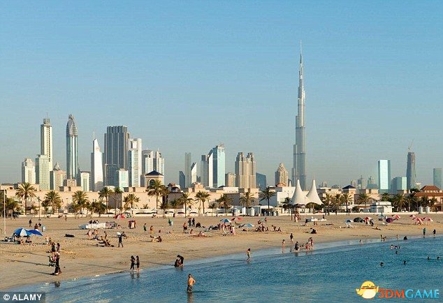 迪拜海滩 男性假装拍风景其实是偷拍美女