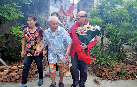 司法局长兼职翻译被判无罪 披上红衣返乡(图)