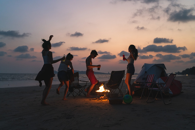 一群亚洲朋友在夏天的海滩露营图片下载