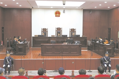 模拟法庭活动引导学生学法用法