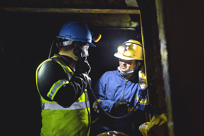 在地铁矿井里，矿工们一边工作一边用基因电话打电话。图片下载