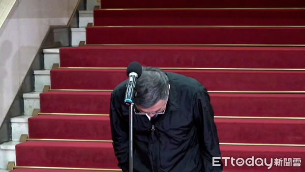 ▲▼行政院長卓榮泰鞠躬致歉。(圖/記者呂佳賢攝)