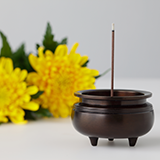 義父の葬儀の場合の忌引日数で１週間は長すぎますか？
会社の同僚で、奥様の父親が亡くなった人がいるんですが
 その人が「葬儀に出たいので１週間休みが欲しい」と会社に申し出ました。
（厳密には義父が亡くなった日を合わせて８日）

会社は８日の休みは認めたものの、会社規定により忌引としては
３日までしか適用せず、あとは有給休暇を使って欲しいと彼に言ったのですが
彼は義父の葬儀...