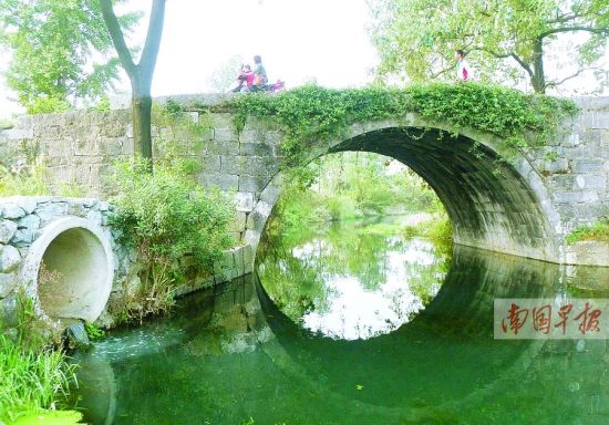 灵渠三里桥边，一根排污水管出口直通灵渠。