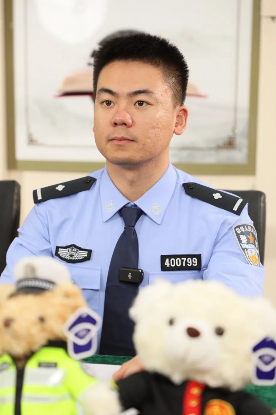 “专业”主播  人民交警